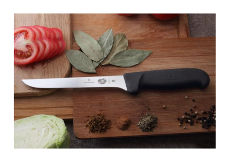 Нож Victorinox обвалочный 5.6303.15
